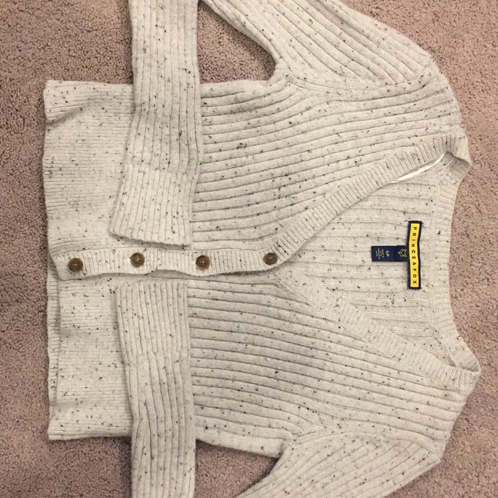 Cute grey sweater!